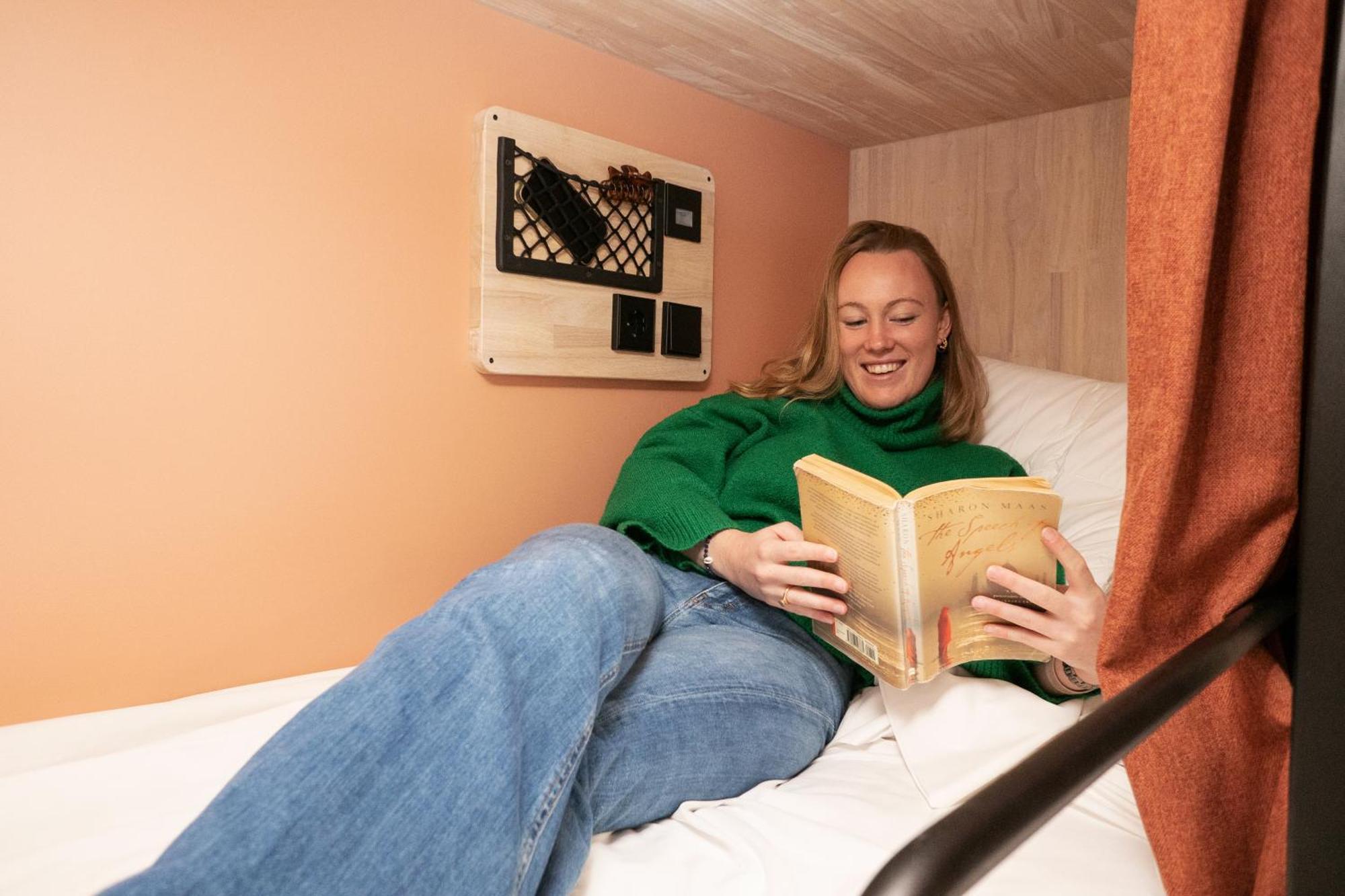 Litera en habitación compartida femenina de 12 camas